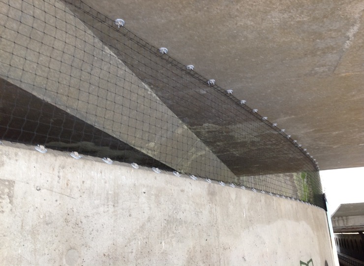 vogelnetten onder bruggen